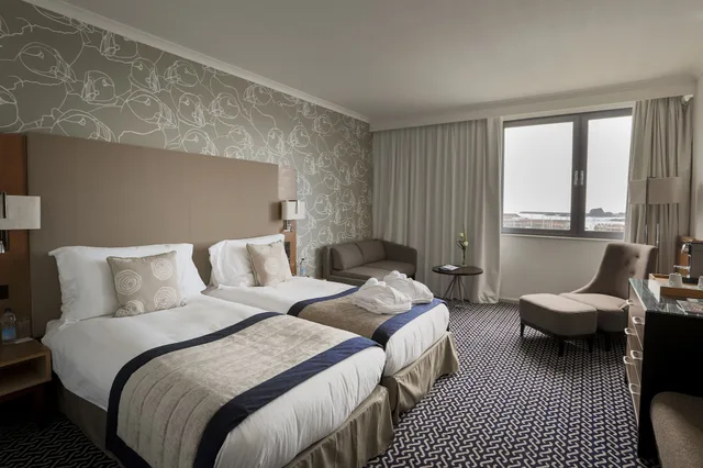غرفة بريميوم بسريرين منفصلين بإطلالة على البحر، Radisson Blu Waterfront Hotel, Jersey 2/3