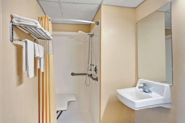 غرفة ثلاثية بسرير كينج، Days Inn By Wyndham Louisville Airport Fair And Expo Center 4/4