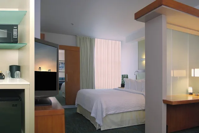 جناح بسرير كينج مع سرير سحّاب إضافي لذوي الإعاقة، SpringHill Suites Las Vegas North Speedway 3/3