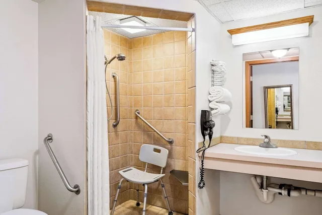 غرفة بسرير كوين لذوي الإعاقة، Econo Lodge Billings, MT 5/5
