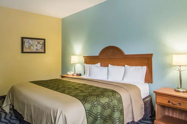 Room, King Bed, Accessible, Econo Lodge Darien GA 3/5