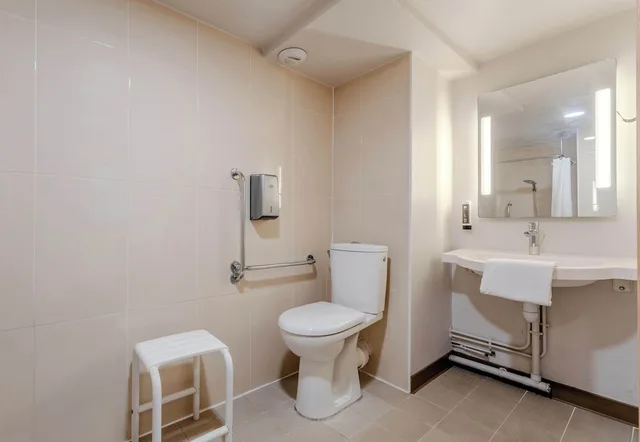غرفة بسرير مزدوج لذوي الإعاقة، B&B Hotel Lens Noyelles Godault 3/3