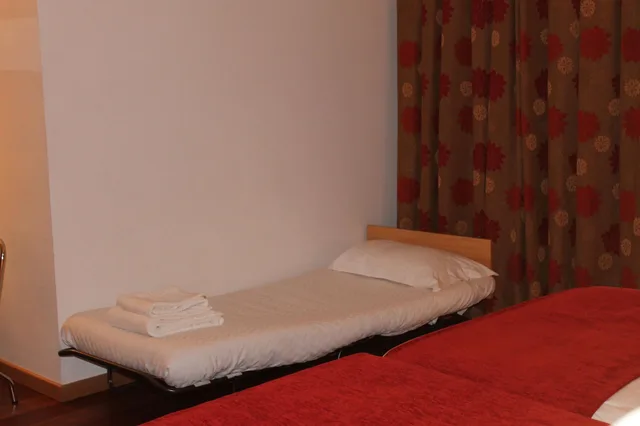غرفة قياسية بسريرين منفصلين مع سرير إضافي، Leziria Parque Hotel 1/6