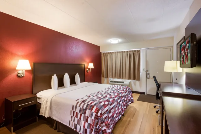 غرفة بسرير كينج لذوي الإعاقة، Red Roof Inn Kalamazoo East 5/9