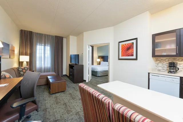 جناح بغرفة نوم واحدة يُسمح فيها بالحيوانات الأليفة بمطبخ، Staybridge Suites Chicago Oakbrook Terrace 1/2