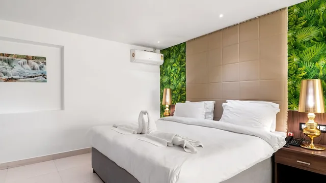 غرفة بريميوم بسرير كينج بإطلالة على المدينة بشرفة بغرفة نوم واحدة، NIRANJANA HOTEL 3/9