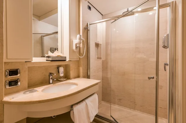 غرفة بسرير مزدوج بإطلالة على البحر، Smy Carlos V Wellness & Spa Alghero 2/2