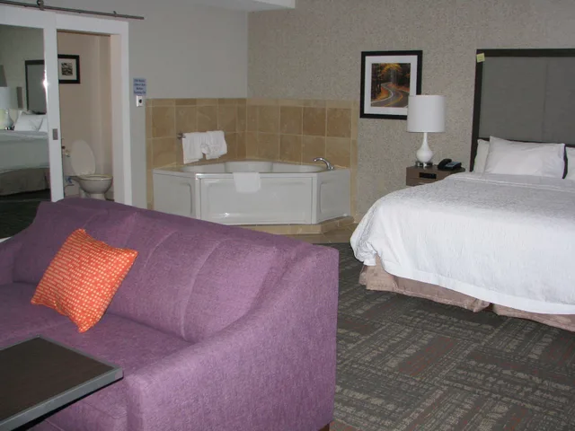 غرفة بسرير كينج بحوض جاكوزي، Hampton Inn Sevierville 5/10