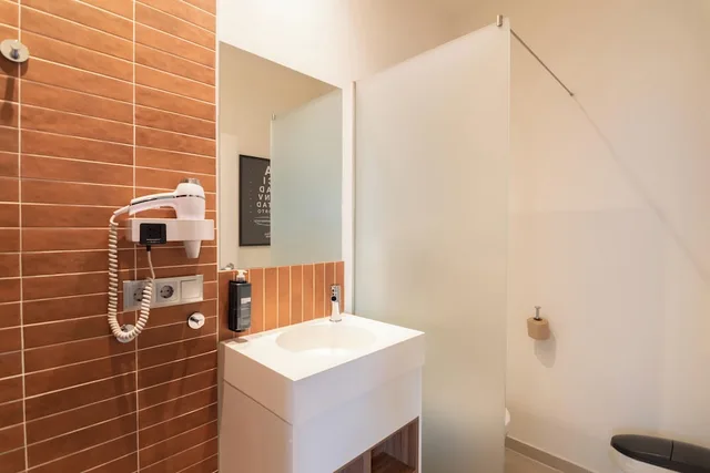غرفة بسريرين منفصلين وأسرّة بطابقين بحمام خاص، Bluesock Hostels Porto 2/2