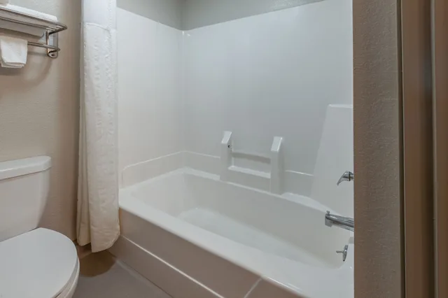 غرفة ديلوكس بسرير كينج، Days Inn by Wyndham Sturtevant / Racine / Mount Pleasant 4/4