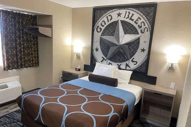غرفة قياسية بسرير كوين، Super 8 by Wyndham San Antonio Downtown NE 1/5