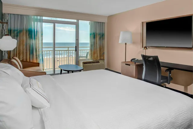 غرفة بسرير كينج مع أريكة بحوض استحمام لذوي الإعاقة، Fairfield Inn Suites By Marriott Virginia Beach Oceanfront 2/5