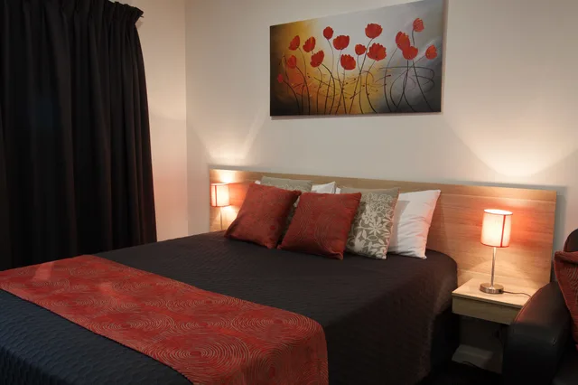 غرفة بسرير كوين مع أريكة لذوي الإعاقة، Abode37 1/4