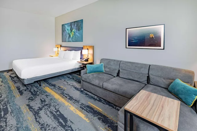 غرفة بسرير كينج بحوض استحمام لذوي الإعاقة، La Quinta Inn & Suites by Wyndham Texas City I 45 6/10