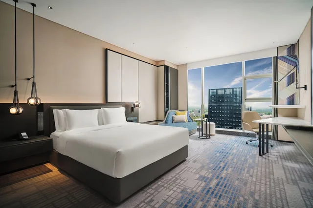 غرفة بريميوم بسرير كينج مع دخول صالة النادي، Crowne Plaza Shaoxing Binhai New Area by IHG 1/4