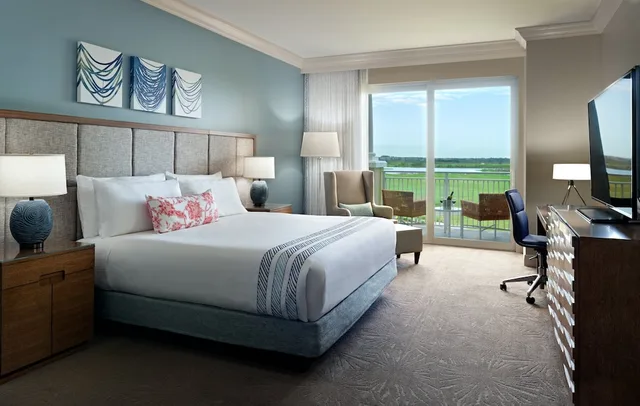 غرفة ديلوكس تنفيذية بسرير كينج مع أريكة لذوي الإعاقة، Omni Orlando Resort At Championsgate 2/5