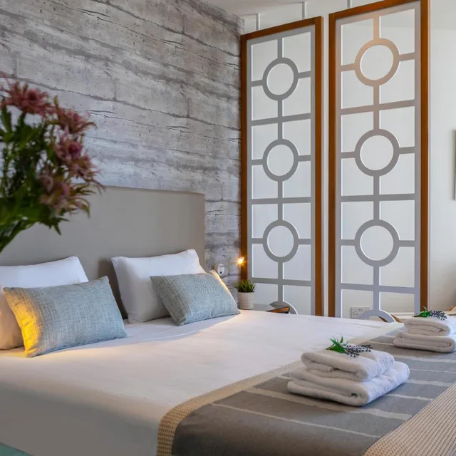 غرفة بريميوم تنفيذية بسرير فردي مع دخول الصالة، Leonardo Plaza Cypria Maris Beach Hotel And Spa - Adults Only 1/3