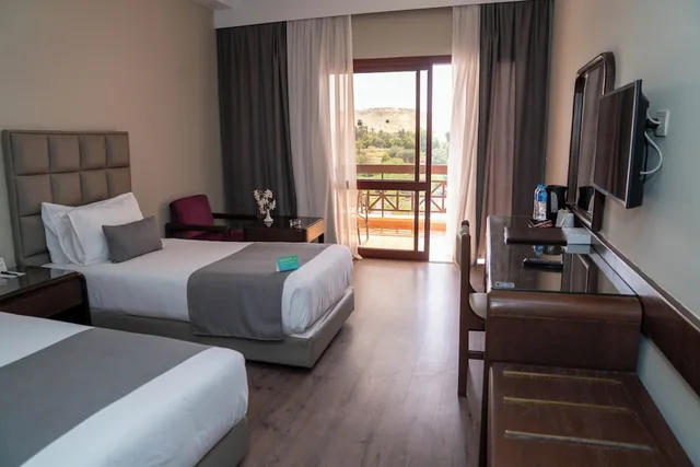 غرفة قياسية ثلاثية بسريرين منفصلين بإطلالة على الحديقة مع أريكة، Pyramisa Island Hotel Aswan 1/10