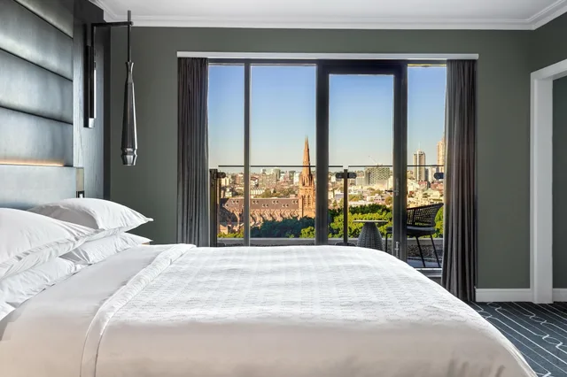 غرفة غراند بسرير كينج بإطلالة على المتنزه، Sheraton Grand Sydney Hyde Park Ex Sheraton On the Park 1/5