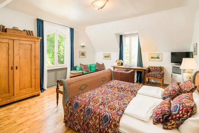 غرفة بسرير كوين بإطلالة على البحيرة، Villa Barleben am See 1/4