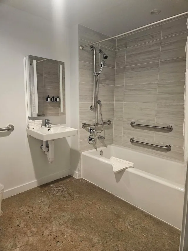 جناح بسرير كينج بغرفة نوم واحدة لذوي الإعاقة، The Winfield Lofts, a Wyndham Hotel 2/2
