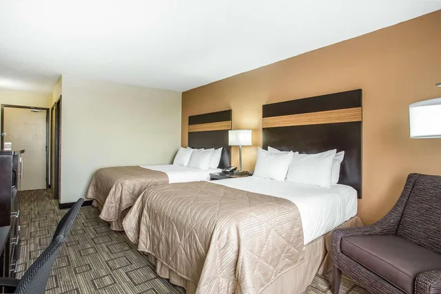 غرفة بسريرين مزدوجين، Clarion Hotel Fort Mill Near Amusement Park 2/3
