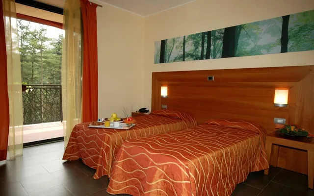 غرفة عائلية بسرير كوين وسريرين منفصلين بشرفة، Hotel Langhe & Monferrato 2/5