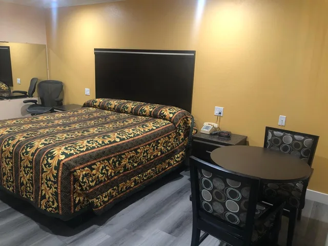 غرفة بسرير كينج، Economy Inn 6/6