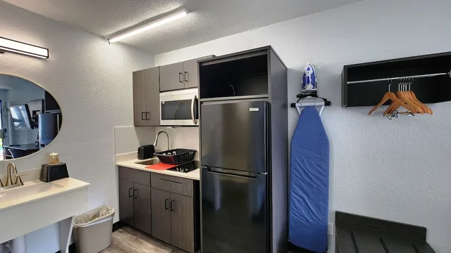 غرفة قياسية بسرير كينج بمطبخ، Studio6 Alvin, TX 6/7