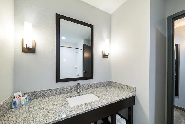 جناح بسرير كينج، Comfort Inn & Suites Oklahoma City near Bricktown OK 5/6