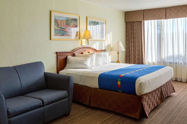 Room, King Bed, Accessible, Park Inn by Radisson Sharon, PA 1/4