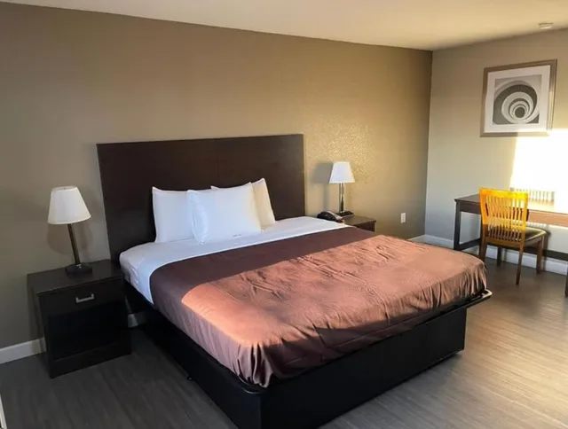 غرفة بسرير كينج، Suburban Studios Columbia - Harbison 1/1