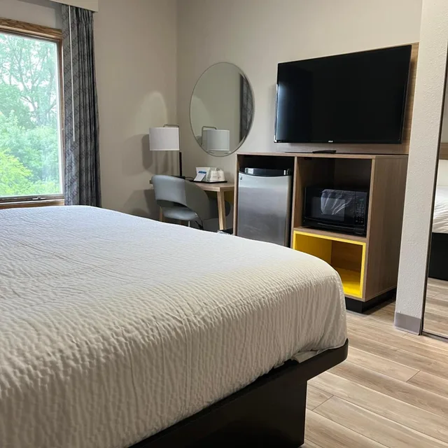 Room, King Bed, Bathtub, Accessible, Days Inn by Wyndham Hutchinson 6/9