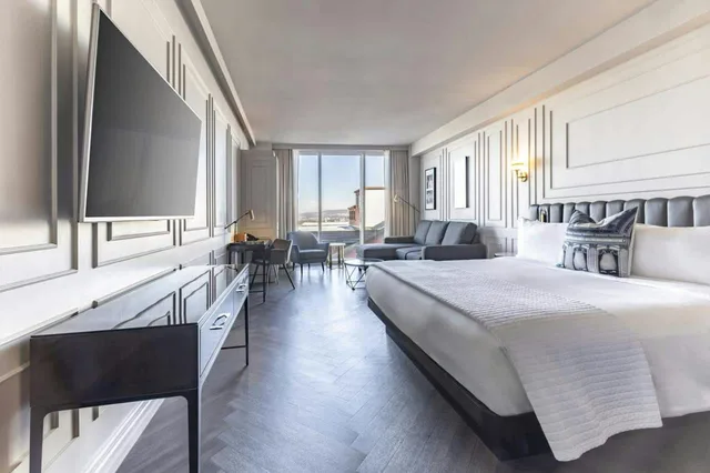 غرفة بسرير كينج مع أريكة، L Hotel Du Capitole 2/7