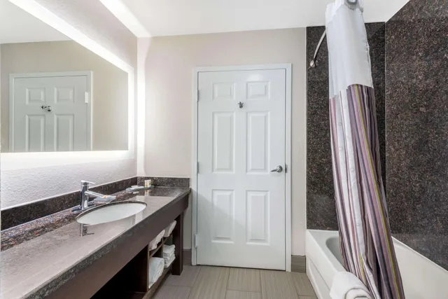 جناح ديلوكس عائلي بسرير كينج، La Quinta Inn & Suites by Wyndham Orange 5/5
