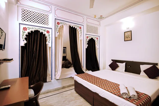 Premium, Queen Bed, The Lake View Hotel – On Lake Pichola 1/1