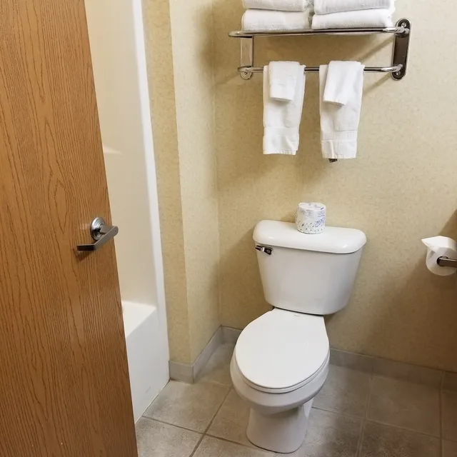 غرفة بسرير كينج بحوض جاكوزي، Cobblestone Suites Ripon 2/2