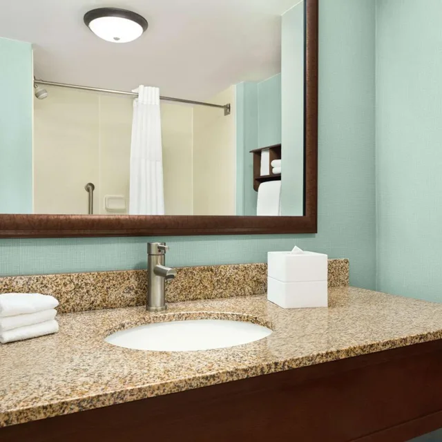 غرفة بسرير كينج بحوض استحمام لذوي الإعاقة، Hampton Inn & Suites Outer Banks Corolla 2/4