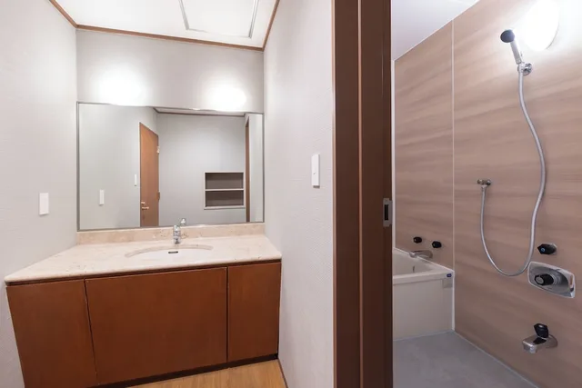غرفة يابانية غربية بسريرين منفصلين وفرشتي فوتون، Kusatsu Onsen Hotel Resort 3/4