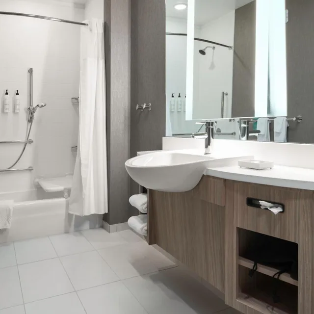 جناح بسرير كينج مع سرير سحّاب إضافي مع أريكة بحوض استحمام لذوي الإعاقة، SpringHill Suites by Marriott Charlotte Airport Lake Pointe 2/4