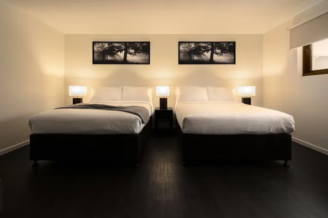 غرفة ديلوكس بسريرين كوين وسريرين منفصلين بغرفتي نوم بمطبخ صغير، Ascot Budget Inn 1/7