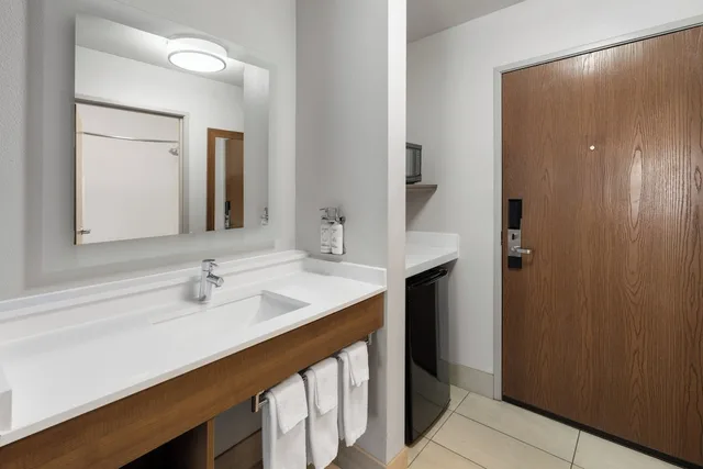 غرفة قياسية بسريرين كوين مع أريكة، Holiday Inn Express Glenwood Springs Aspen Area, an IHG Hotel 8/9