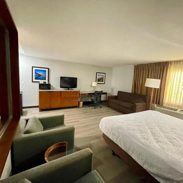 Suite, Portside Inn & Suites 5/7