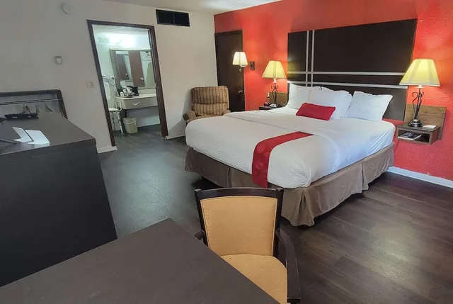 غرفة بسرير كينج، Ramada by Wyndham Mountain Home 4/9