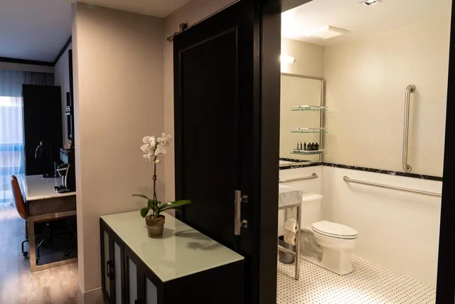 غرفة بسرير كينج لذوي الإعاقة، Hotel 42 2/3