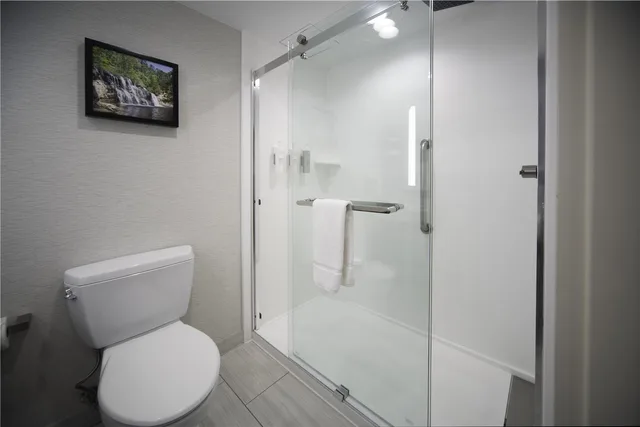 جناح بسرير كينج بغرفة نوم واحدة مع أريكة، Hilton Garden Inn Fayetteville Fort Bragg 1/1