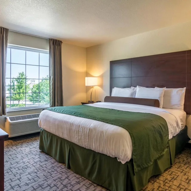غرفة بسرير مزدوج، Cobblestone Hotel and Suites - Erie 2/8