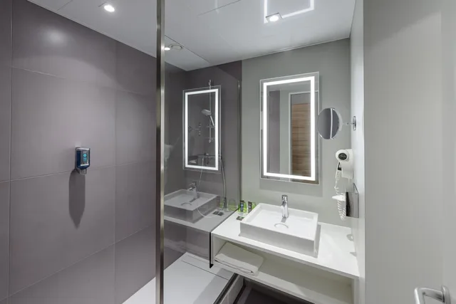 غرفة تنفيذية بسرير كينج وسرير كوين مع أريكة، Novotel Koeln City 4/6