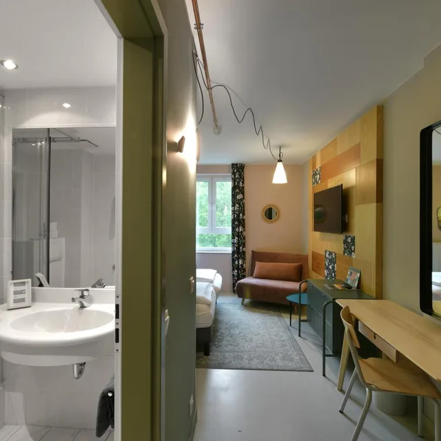 غرفة بسرير مزدوج مع أريكة، Hotel BIRGIT Berlin Mitte 9/10