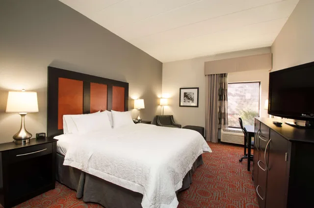 غرفة فاخرة بسرير كينج، Hampton Inn Stafford/Quantico & Conference Center, Va 1/3